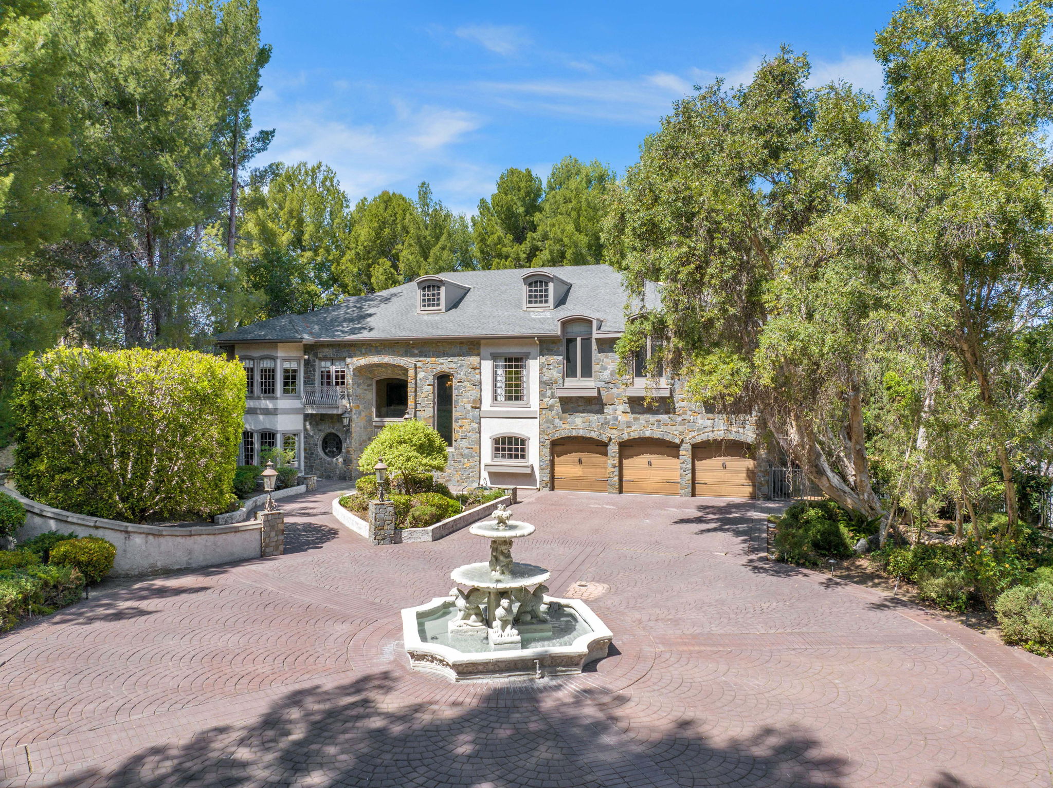Aerial view of Chelsea Manor with fountain courtyard visible below
