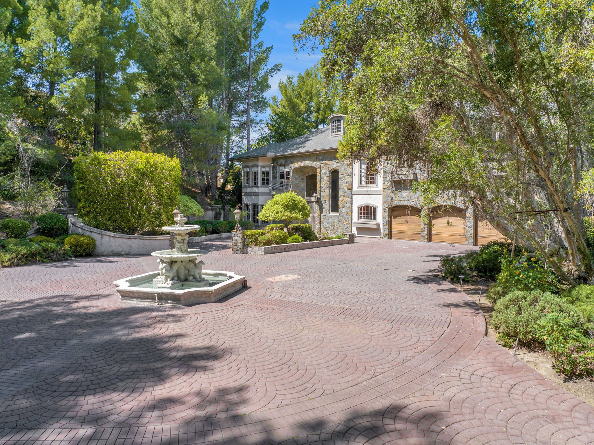 Curved driveway approach with fountain at Chelsea Manor
